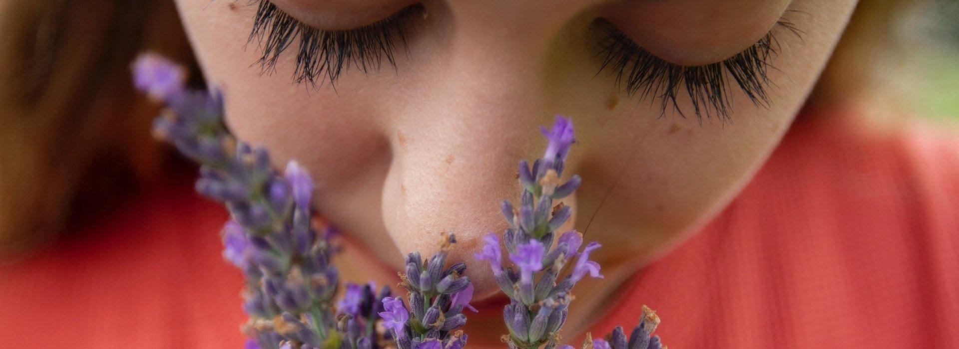 Will Castor Oil Help Your Eyelashes Grow? - ForChics