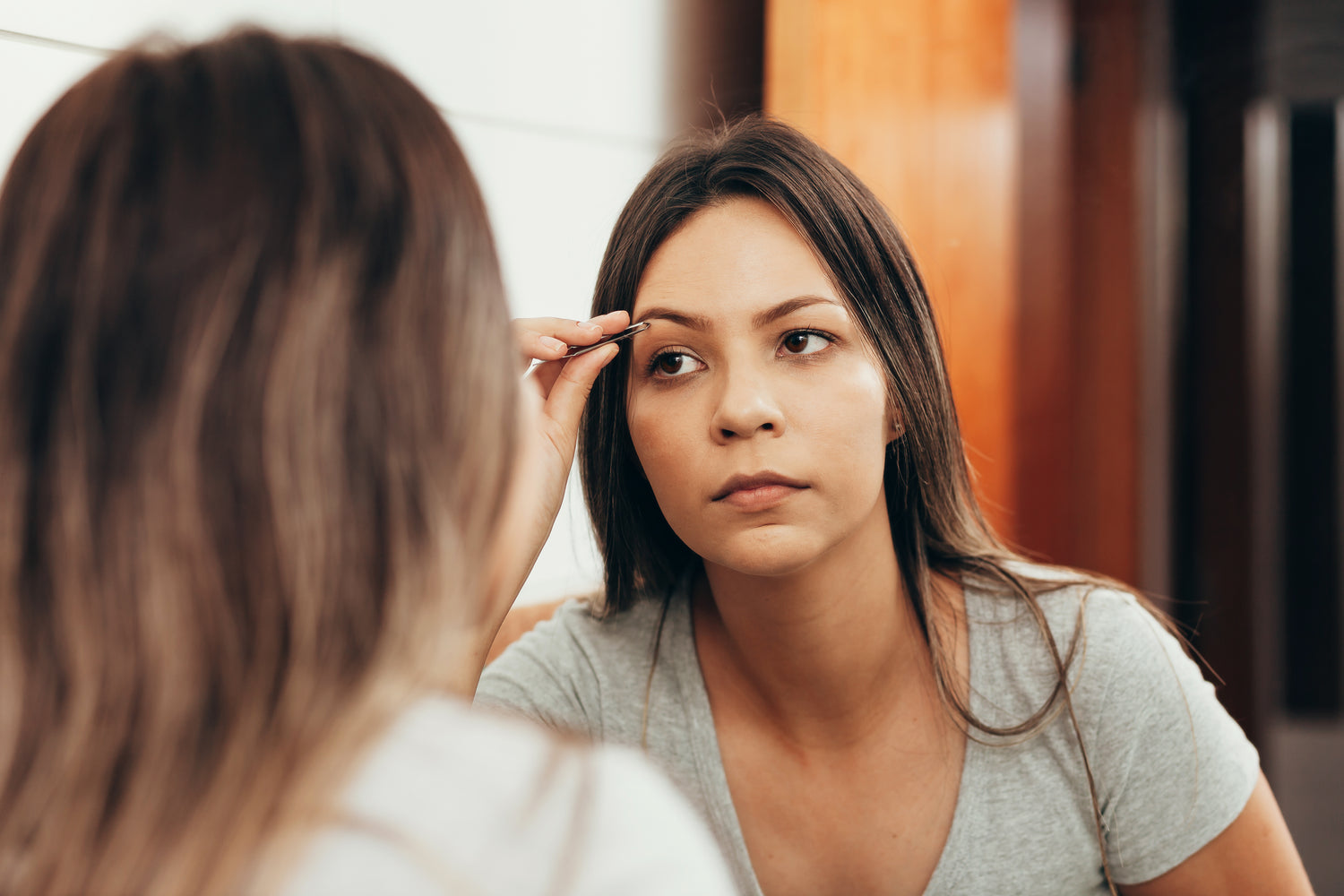 How To Pluck Eyebrows the Right Way