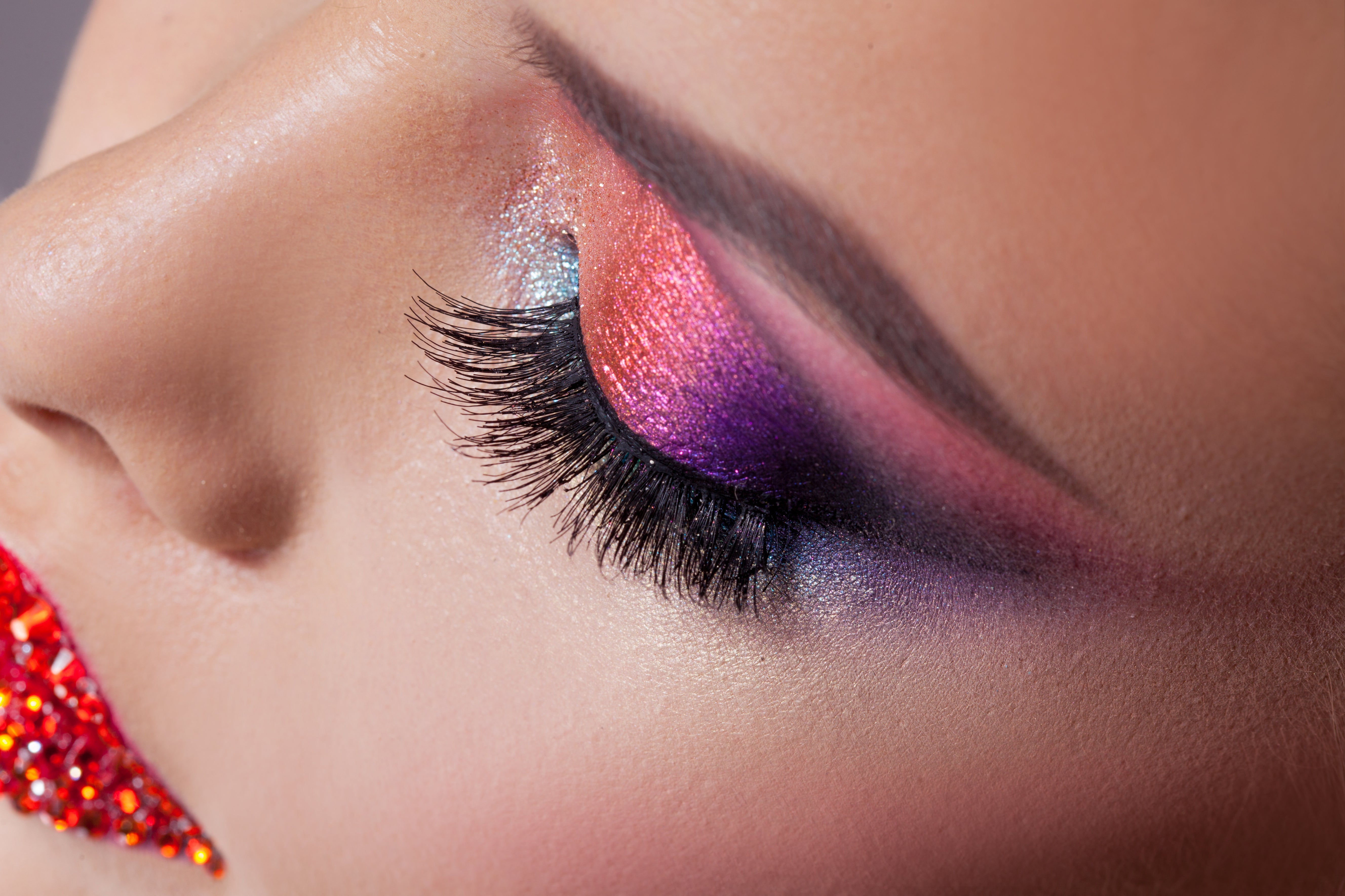 Colored Mascara: How to Pick the Right Tone